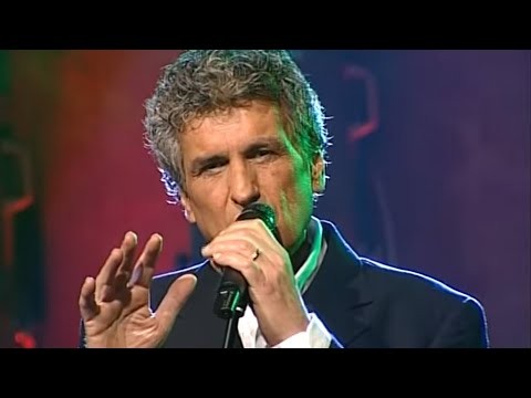Un Falco Chiuso In Gabbia